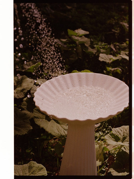 Fuglebad Fountain Pedestal Bowl fra ferm LIVING kan fylles med springvann eller regnvann. 