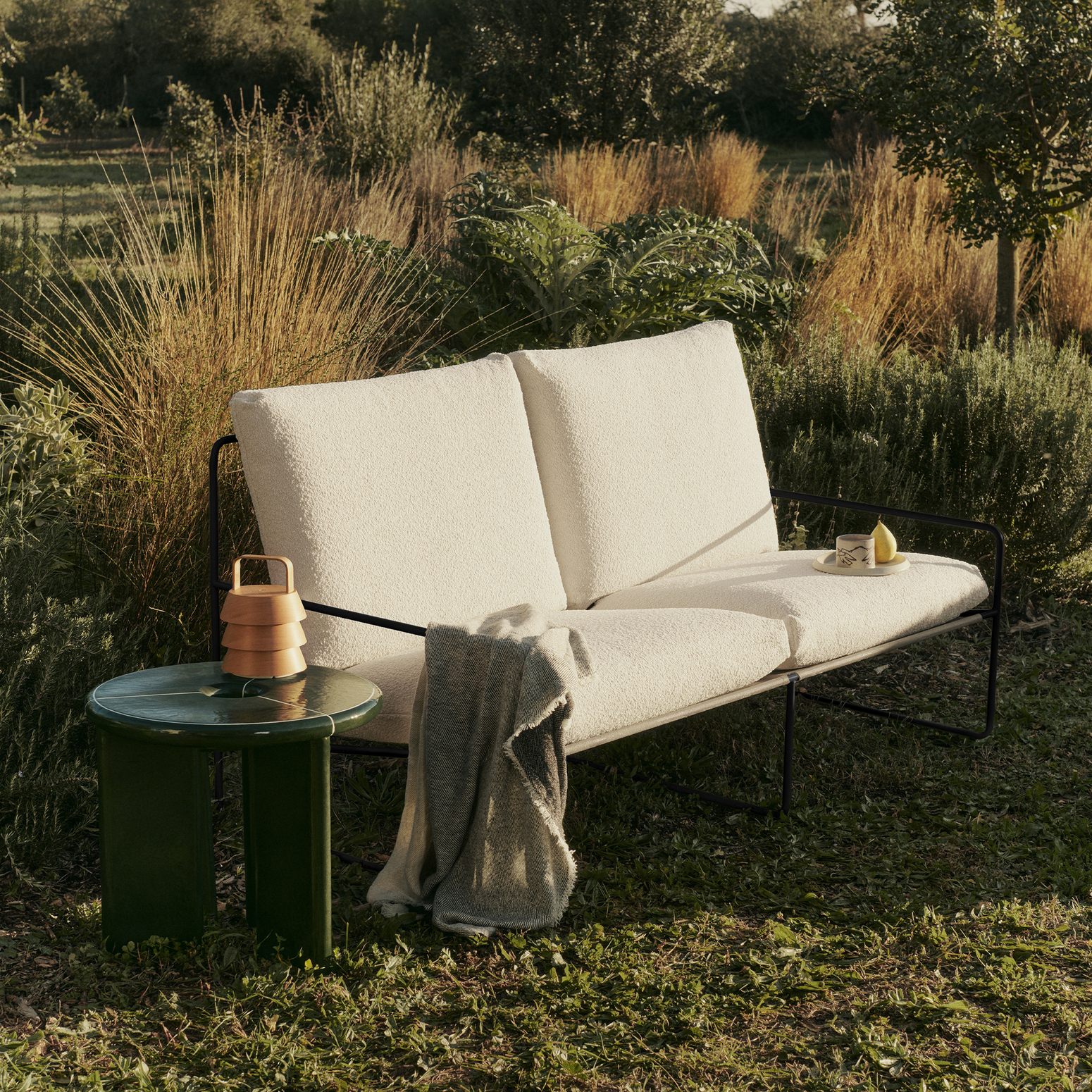 Sidebordet Deya Side Table fra kolleksjonen Ferm Living x Utzon – Can Lis.