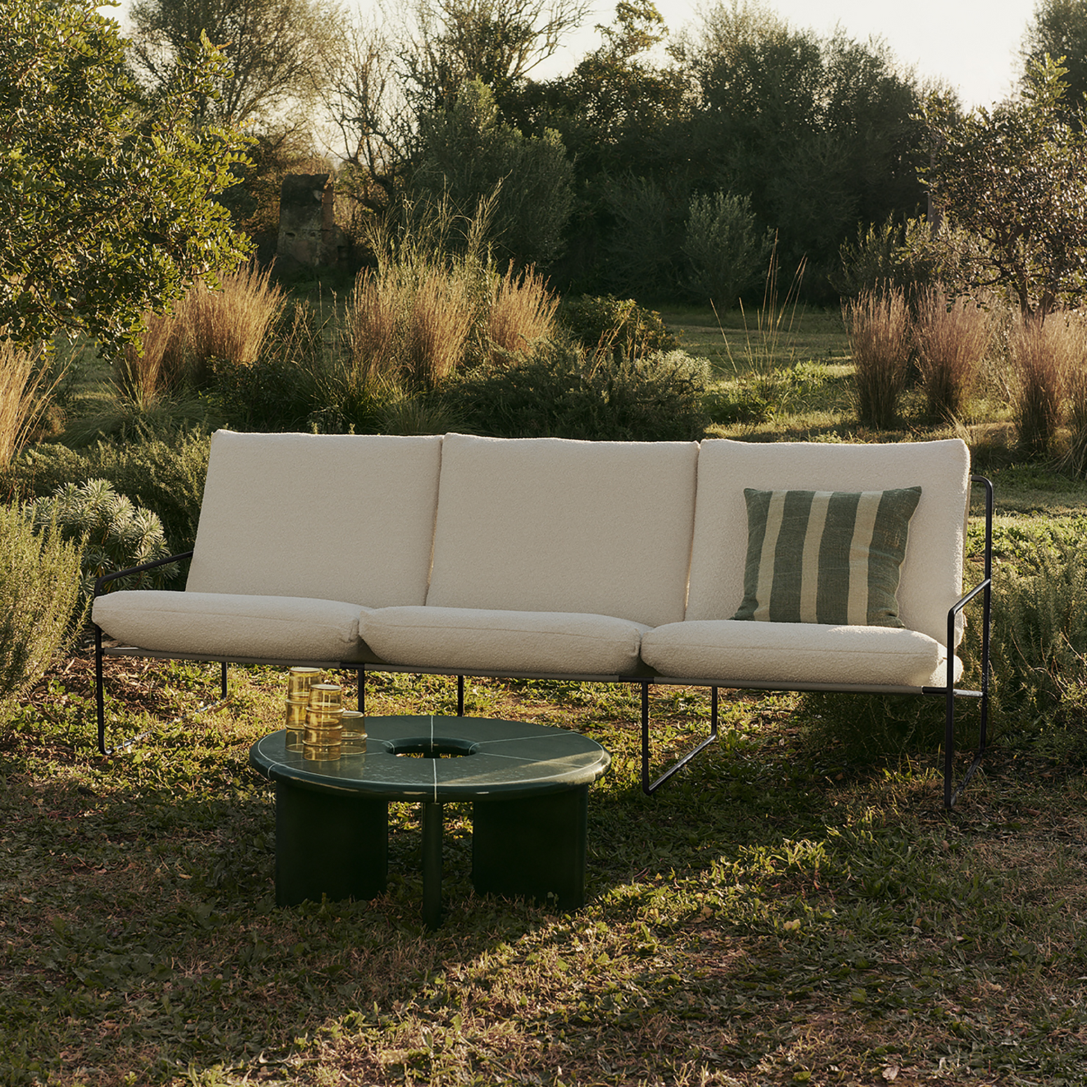 Sofabordet Deya Coffee Table fra kolleksjonen Ferm Living x Utzon – Can Lis.