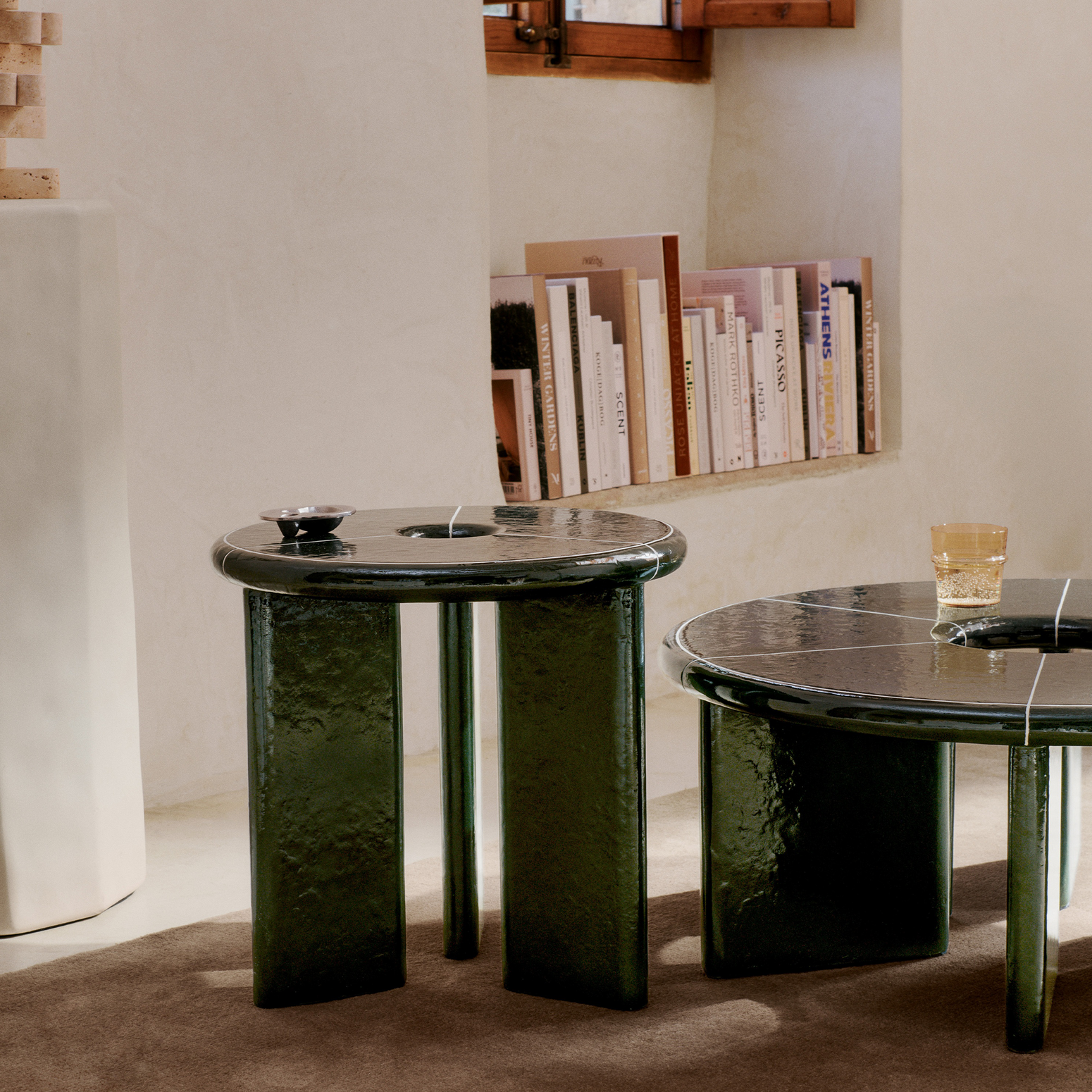 Sidebordet Deya Side Table og sofabordet Deya Coffee Table fra kolleksjonen Ferm Living x Utzon – Can Lis.