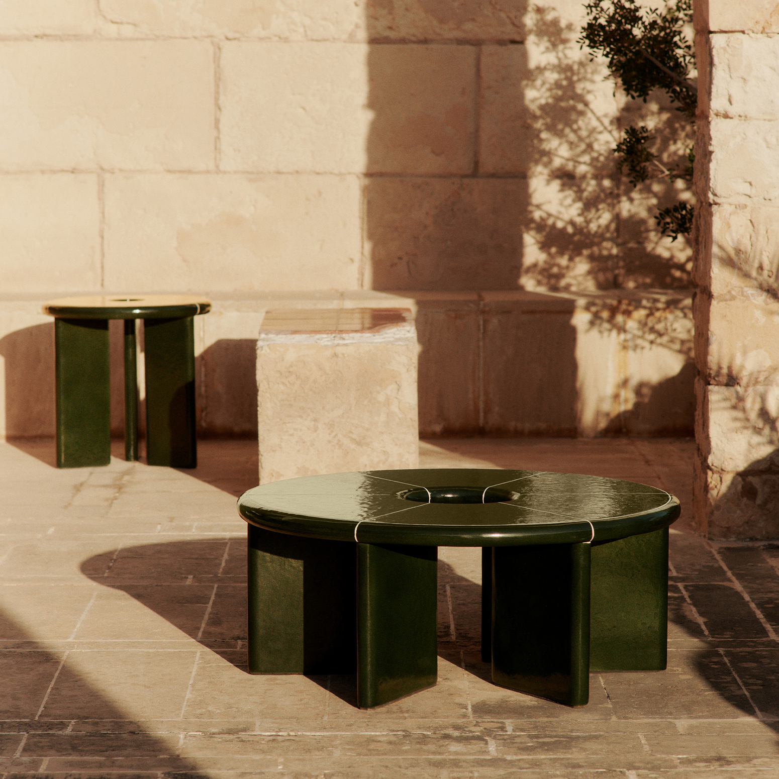 Sidebordet Deya Side Table og sofabordet Deya Coffee Table fra kolleksjonen Ferm Living x Utzon – Can Lis.