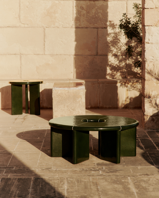Sidebordet Deya Side Table og sofabordet Deya Coffee Table fra kolleksjonen Ferm Living x Utzon – Can Lis.