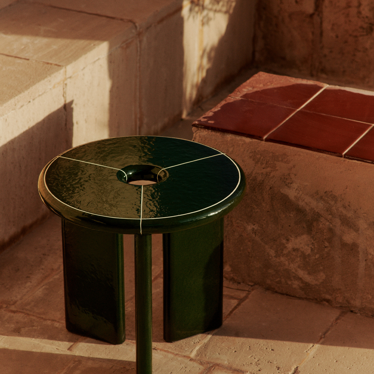 Sidebordet Deya Side Table fra kolleksjonen Ferm Living x Utzon – Can Lis.