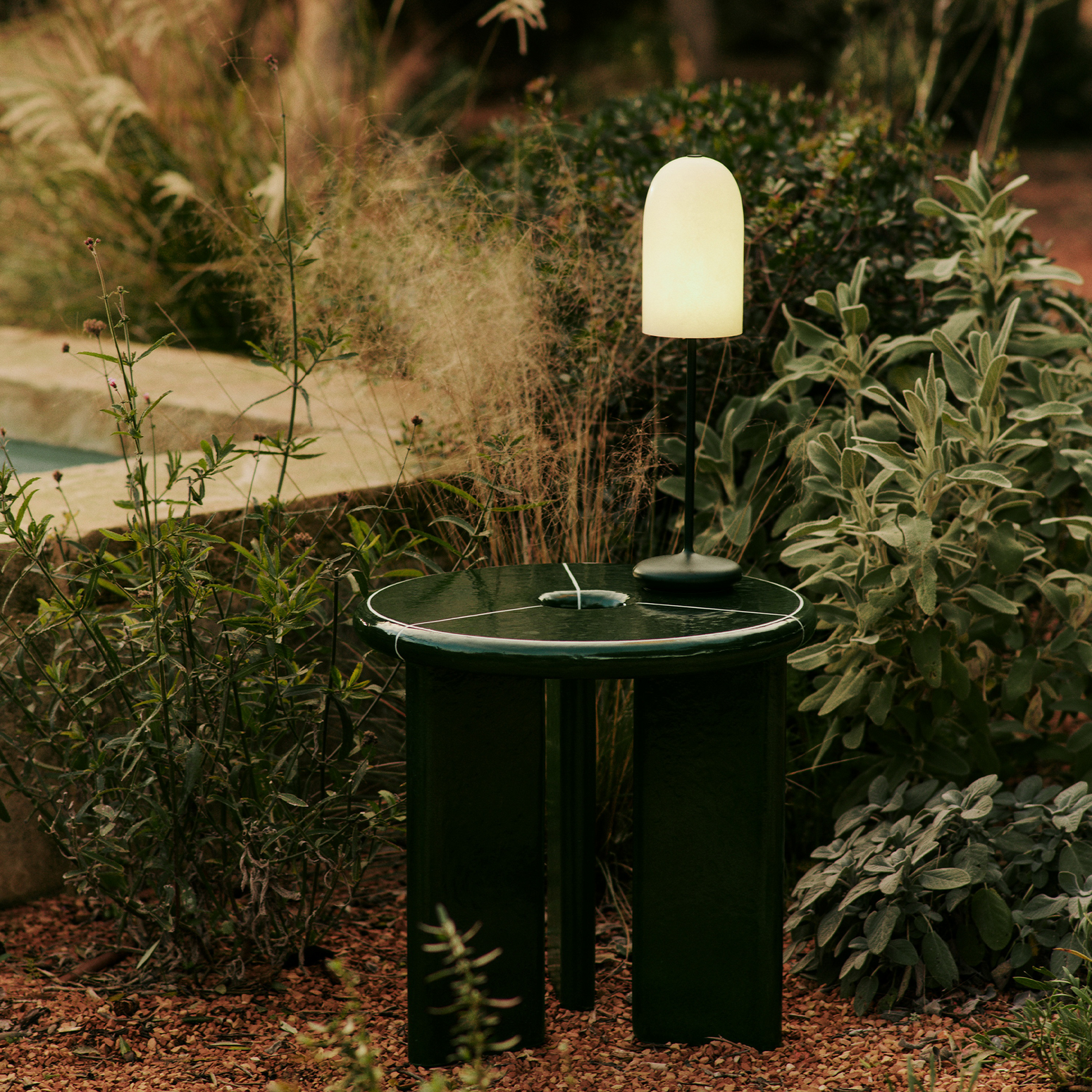 Sidebordet Deya Side Table fra kolleksjonen Ferm Living x Utzon – Can Lis.