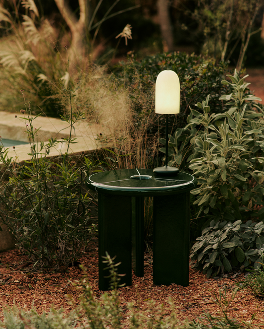 Sidebordet Deya Side Table fra kolleksjonen Ferm Living x Utzon – Can Lis.