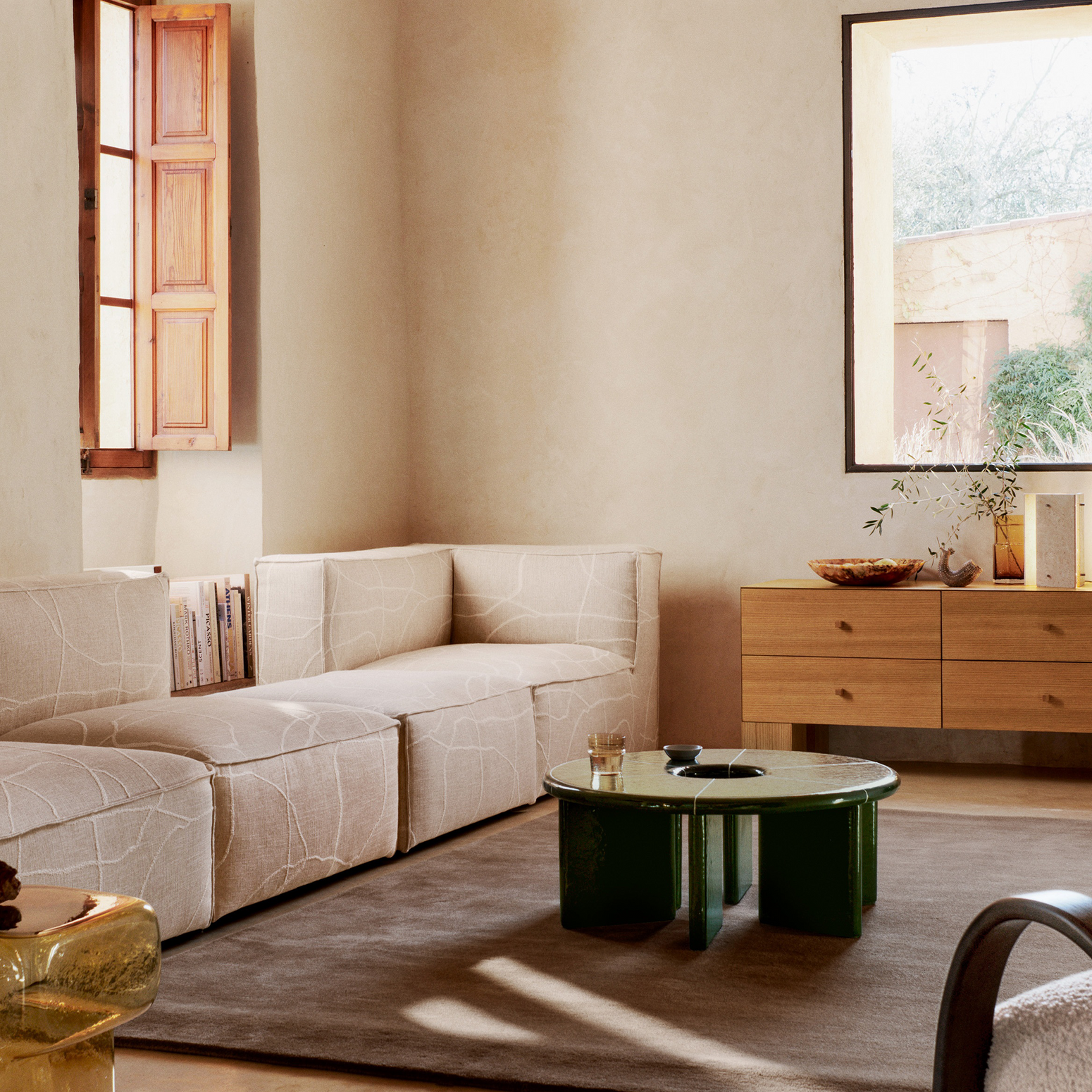 Sofabordet Deya Coffee Table fra kolleksjonen Ferm Living x Utzon – Can Lis.