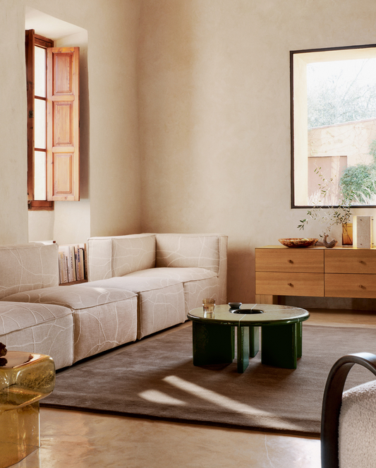 Sofabordet Deya Coffee Table fra kolleksjonen Ferm Living x Utzon – Can Lis.