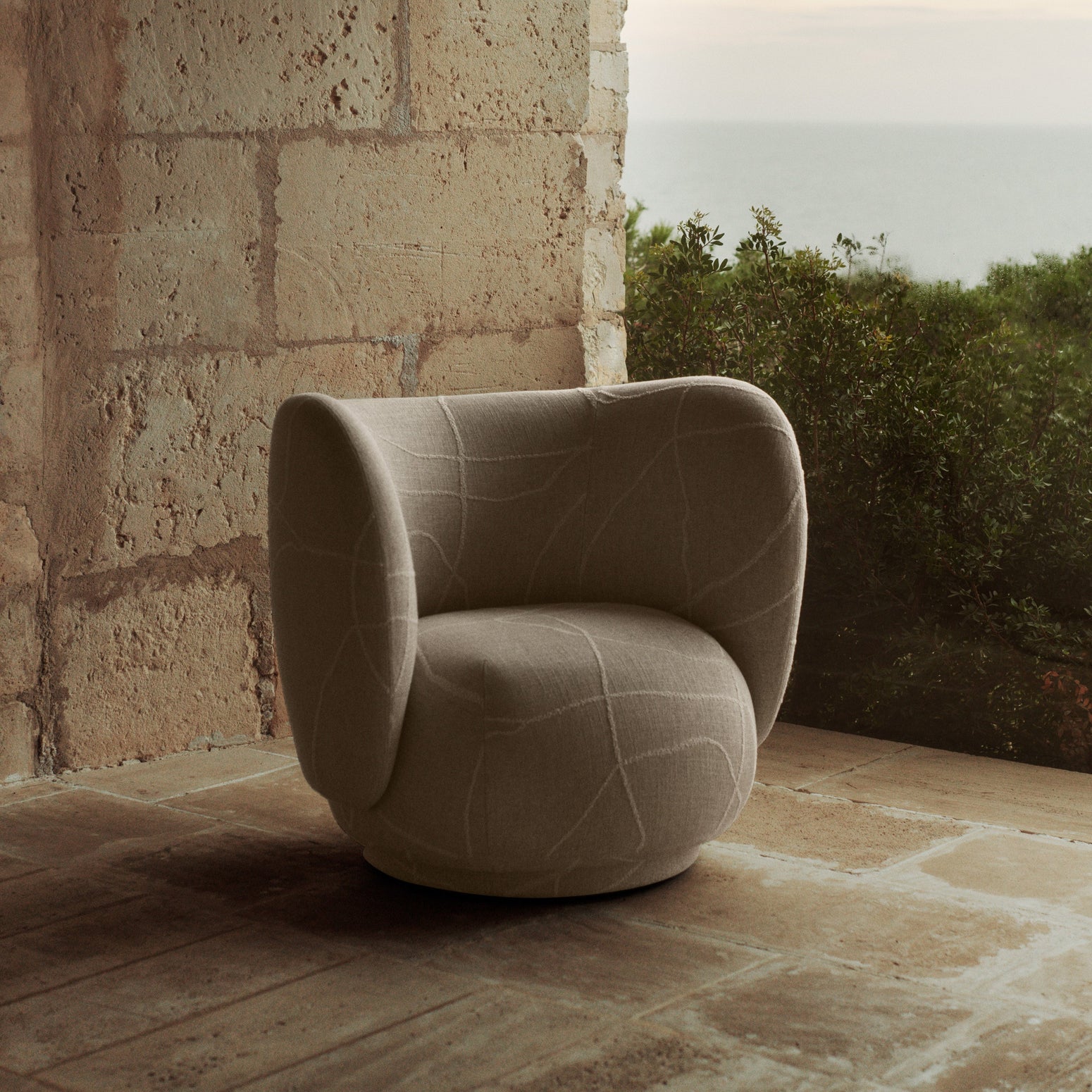 Lenestol Rico fra Ferm Living stol med tekstilet Utzon CanLis (lys beige mønstret), prisgruppe 3