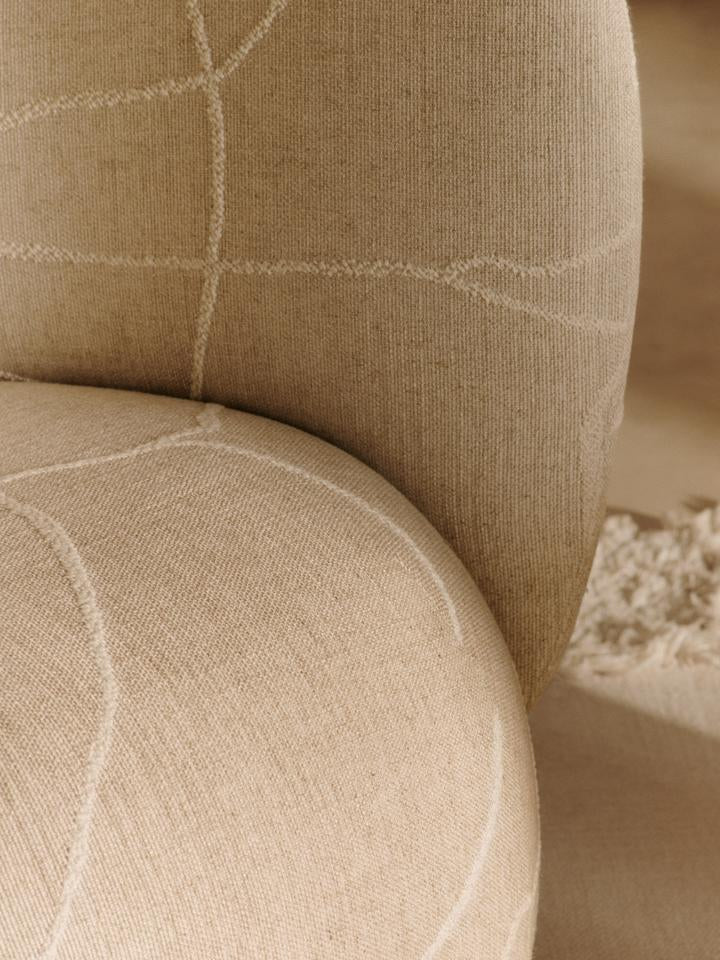 Lenestol Rico fra Ferm Living med tekstilet Utzon CanLis, prisgruppe 3