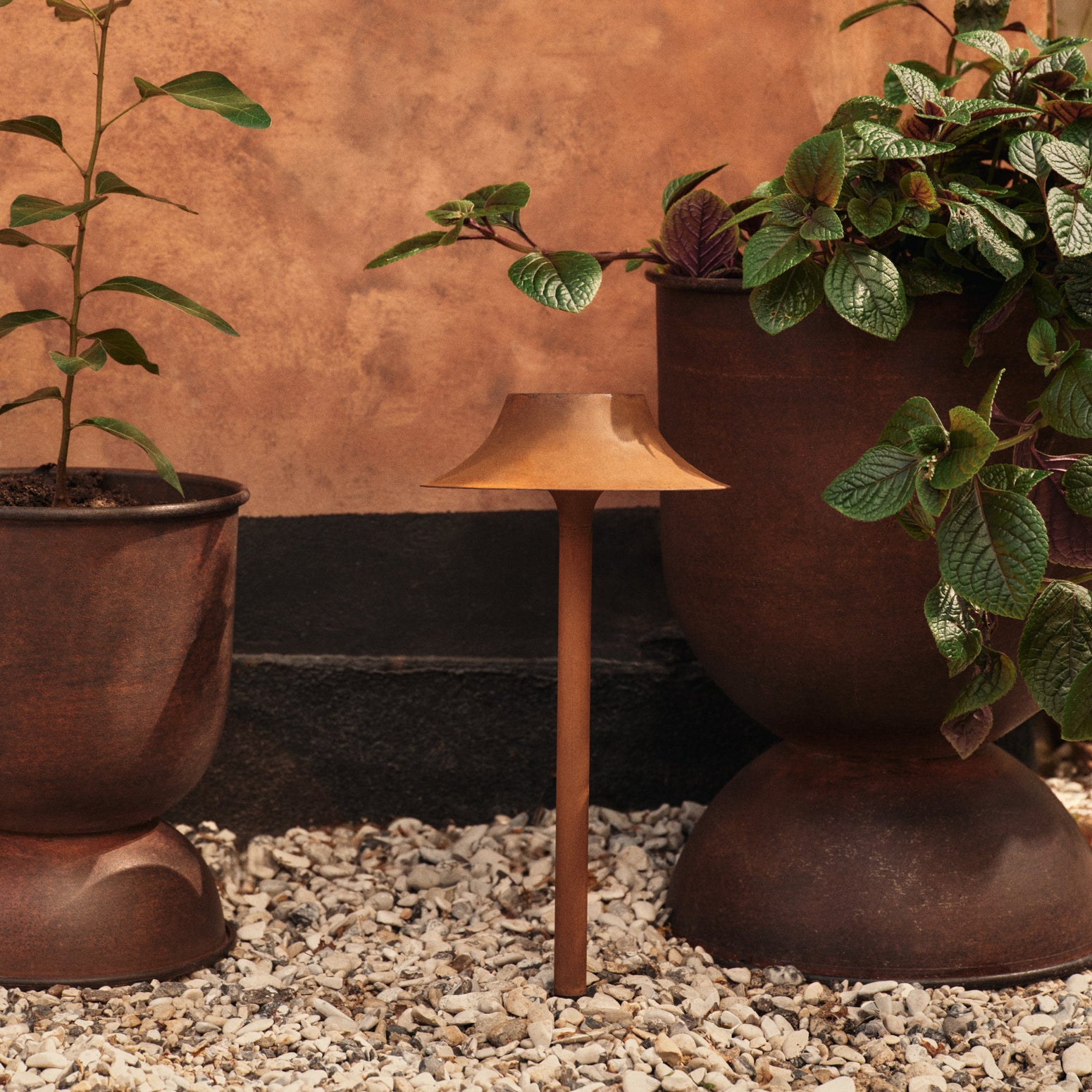Cortivo utendørs solcellelampe fra Ferm Living er laget i cortenstål som utvikler en naturlig og levende patina over tid. Solcellelampen har et integrert solpanel som lader effektivt og gir 7–8 timers stemningsfull belysning ved full lading. Det følger med et oppladbart reservebatteri.