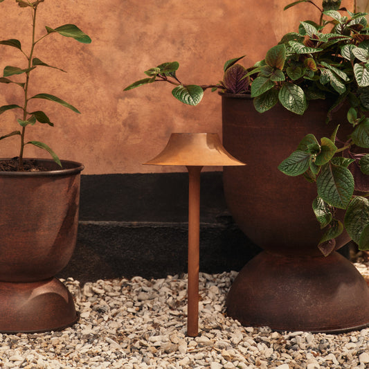 Cortivo utendørs solcellelampe fra Ferm Living er laget i cortenstål som utvikler en naturlig og levende patina over tid. Solcellelampen har et integrert solpanel som lader effektivt og gir 7–8 timers stemningsfull belysning ved full lading. Det følger med et oppladbart reservebatteri.