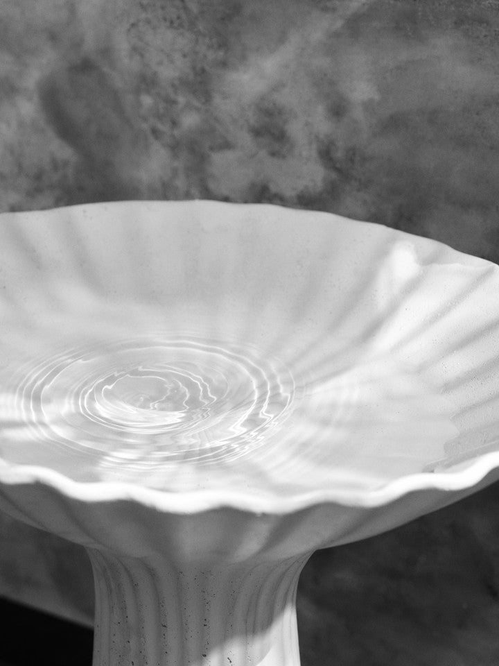 Fuglebad Fountain Pedestal Bowl fra ferm LIVING sett ovenfra, dyp konisk skål i Ivory