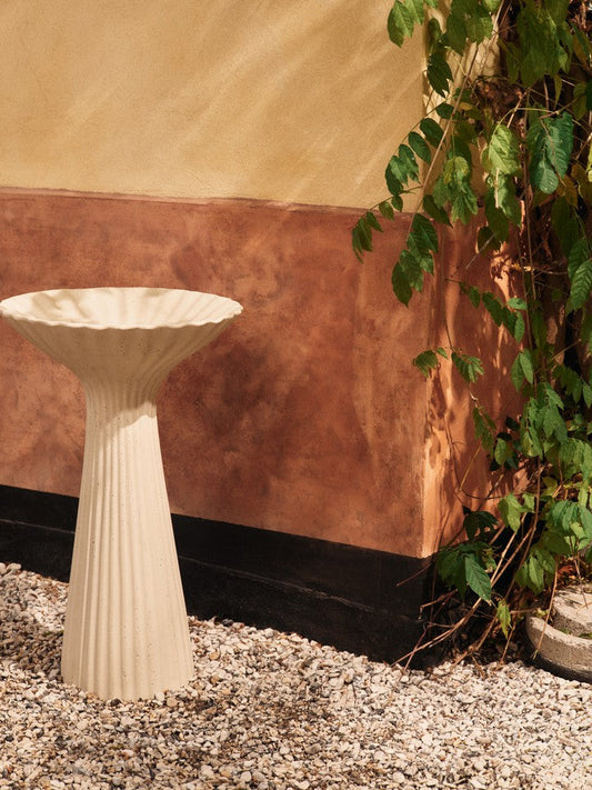 Fuglebad Fountain Pedestal Bowl fra ferm LIVING i riflet glassfiberarmert betong