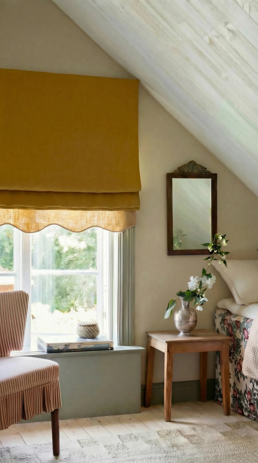 Sennepsgul mørkleggende liftgardin i vevd lin Scallop Edge fra Gotain i fargen Mustard / Ivory.