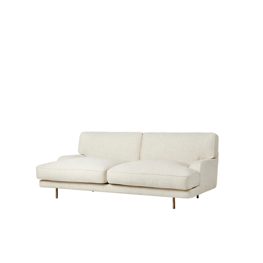 Sofaen Flaneur fra Gubi som 2-seter i tekstilet Limonta, White 15. Sofaen finnes som 2-seter, 3-seter og 2-seter med sjeselong, men kan bestilles i enda flere varianter og sammensetninger.