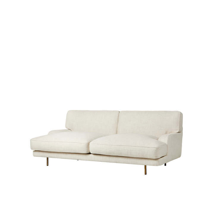 Sofaen Flaneur fra Gubi som 2-seter i tekstilet Limonta, White 15. Sofaen finnes som 2-seter, 3-seter og 2-seter med sjeselong, men kan bestilles i enda flere varianter og sammensetninger.