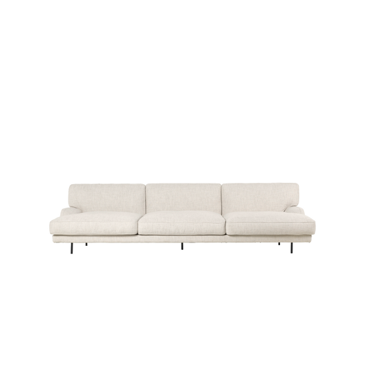 Sofaen Flaneur fra Gubi som 3-seter i tekstilet Limonta, White 15. Sofaen finnes som 2-seter, 3-seter og 2-seter med sjeselong, men kan bestilles i enda flere varianter og sammensetninger.