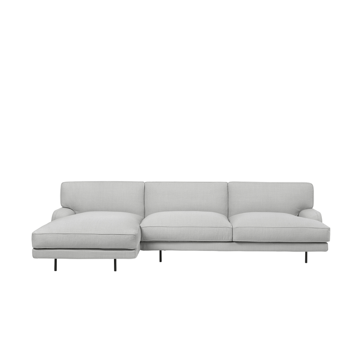 Sofaen Flaneur fra Gubi finnes med vanlig eller avtagbart trekk, og her er det mange fine tekstiler å velge blant! Du kan også velge mellom svartlakkerte eller messingfargede ben.