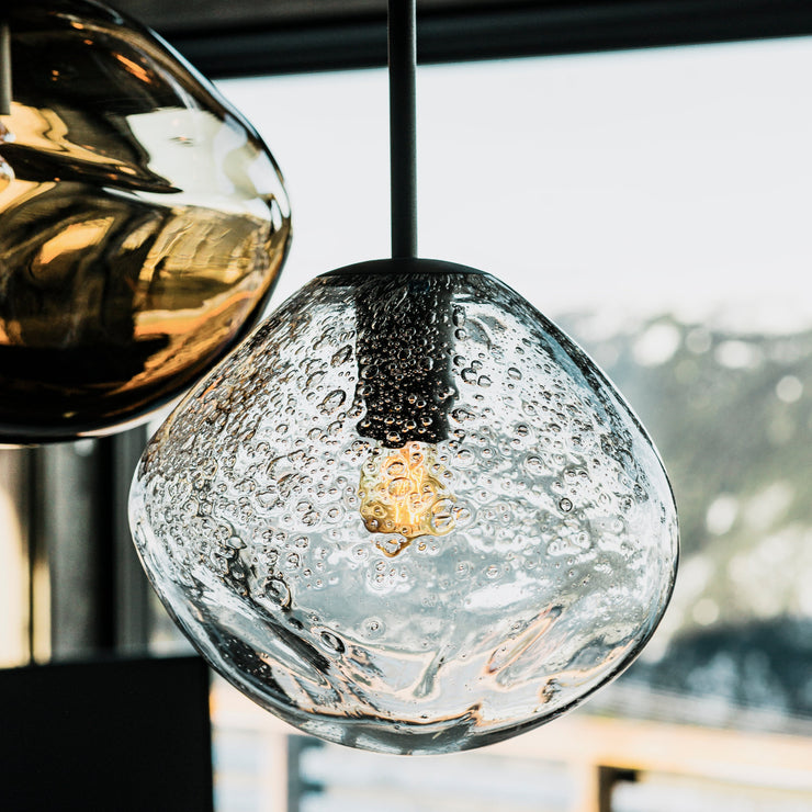 Crystal Stone-kolleksjonen til Hadeland Glassverk er en serie unike og munnblåste glasspendellamper inspirert av naturens organiske former, som gir assosiasjoner til iskrystaller, eroderte klipper og myke steinformasjoner. Denne boblemønstrede varianten, Soda, gir i tillegg rommet et fantastisk lysspill! Lampen er dimbar.