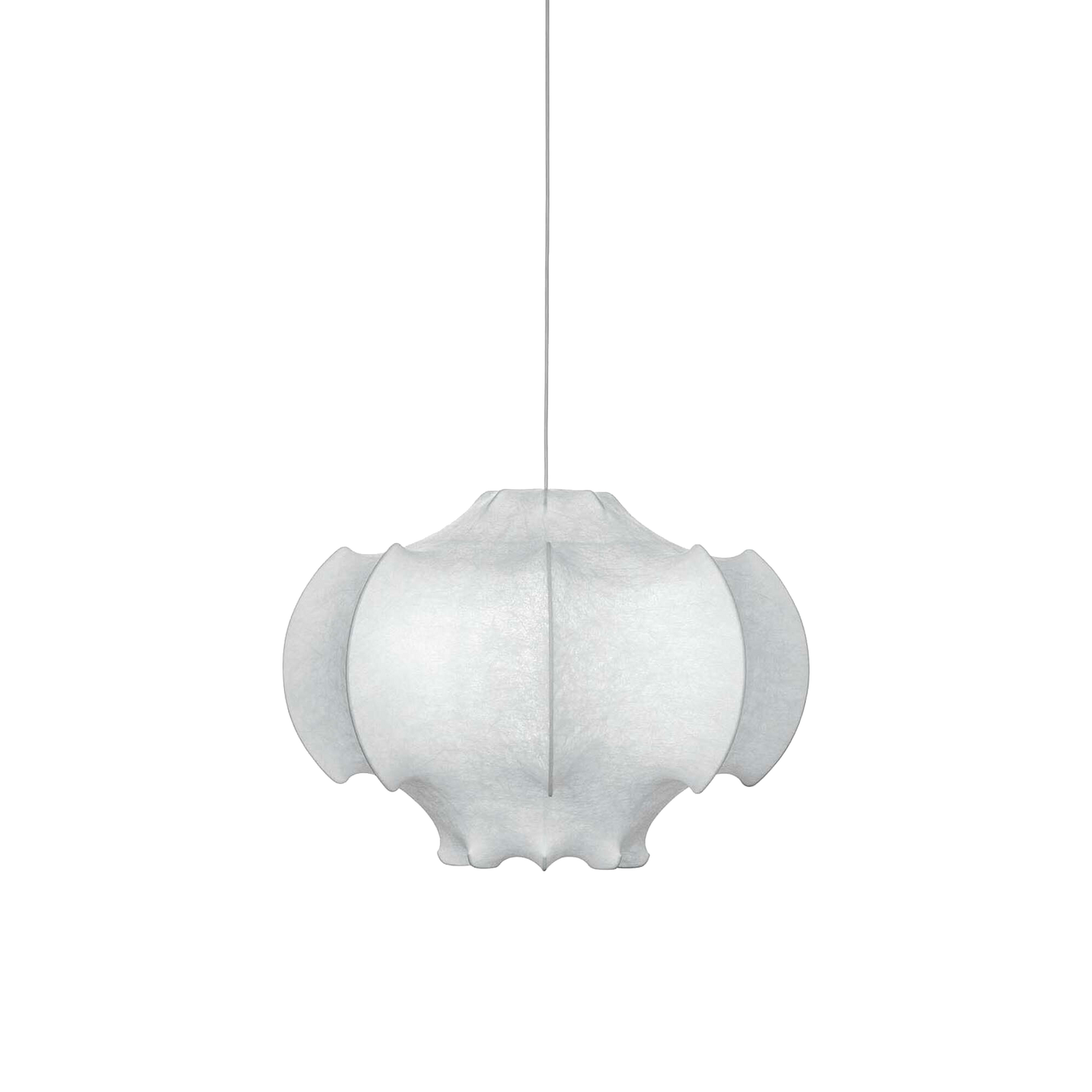 Taklampen Viscontea fra Flos ble designet av Achille og Pier Giacomo Castiglioni i 1960 og er en av deres mest ikoniske lamper. Med sin kokonglignende form er lampen spennende og skulpturell i uttrykket og vil garantere deg et nydelig blikkfang, som avgir et mykt og behagelig lys i rommet. 