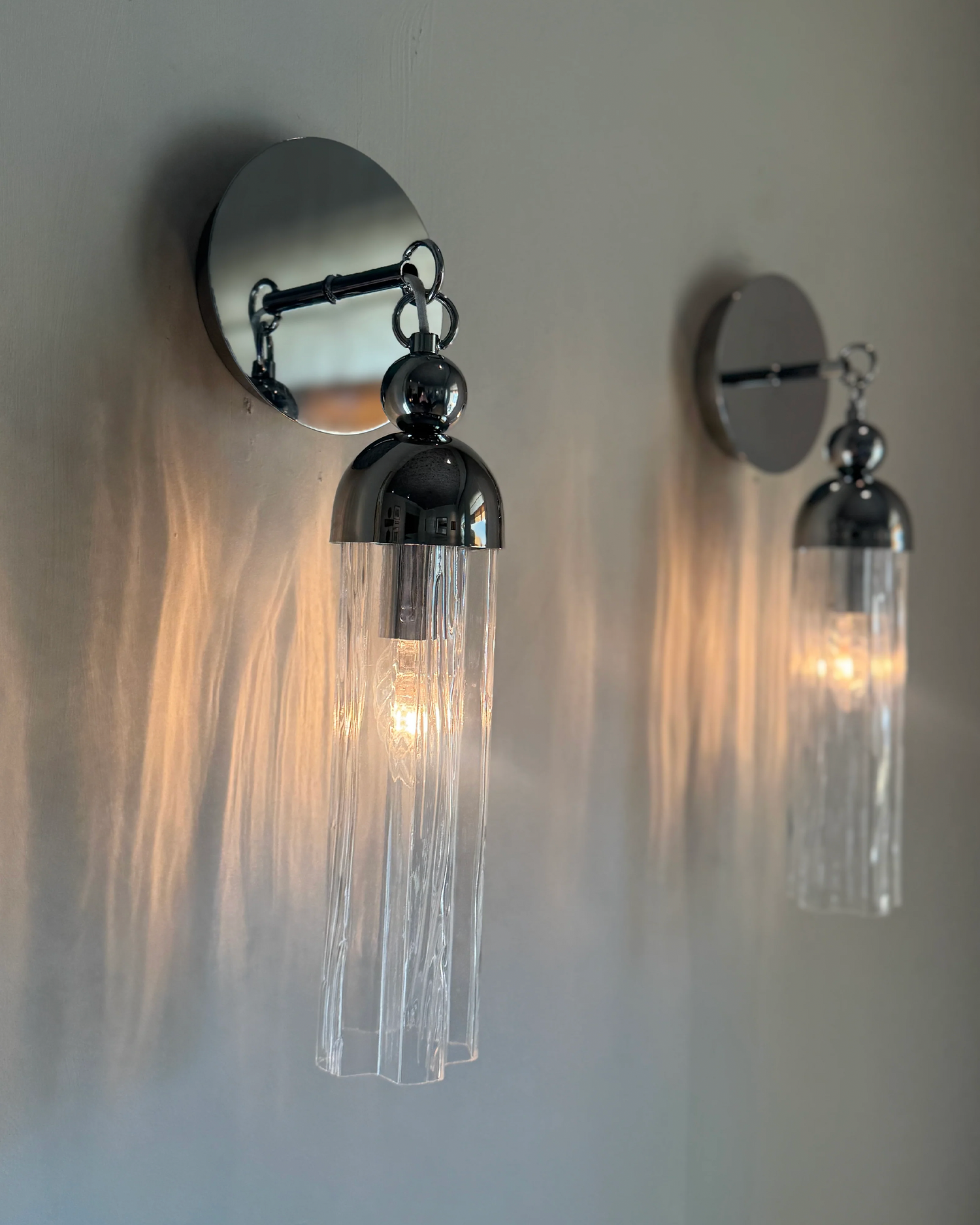 Vegglampe Fontaine Wall Lamp fra Meublé med base i krom.