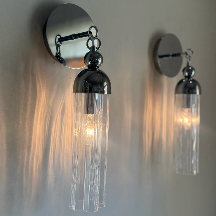 Vegglampe Fontaine Wall Lamp fra Meublé med base i krom.