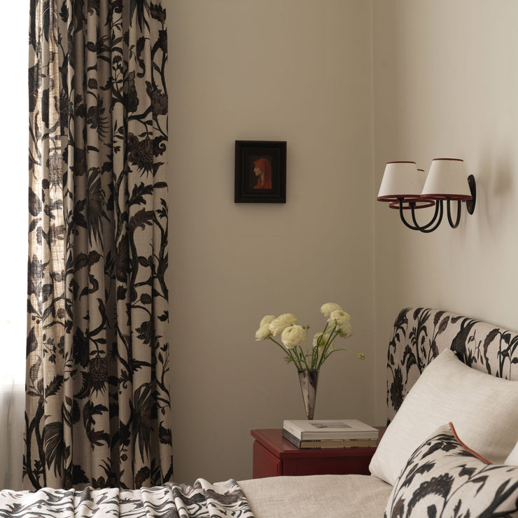 En mørk sommereng pryder tekstilet i gardinene Gotnoir fra Gotain – og det blomstrete mønsteret er så vakkert! Vi elsker hvordan disse gardinene tilfører innredningen en dose dramatikk, på superelegant vis.