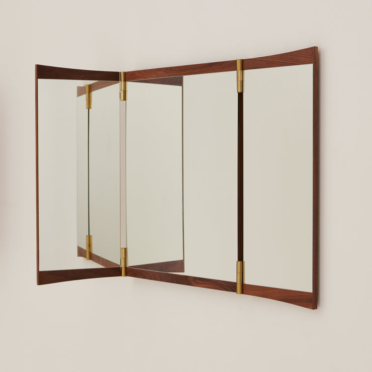 Dette er den største varianten av speilet Vanity Mirror fra Gubi. Dette har tre speilpaneler, der de ytterste kan roteres og dekke til speilet helt.