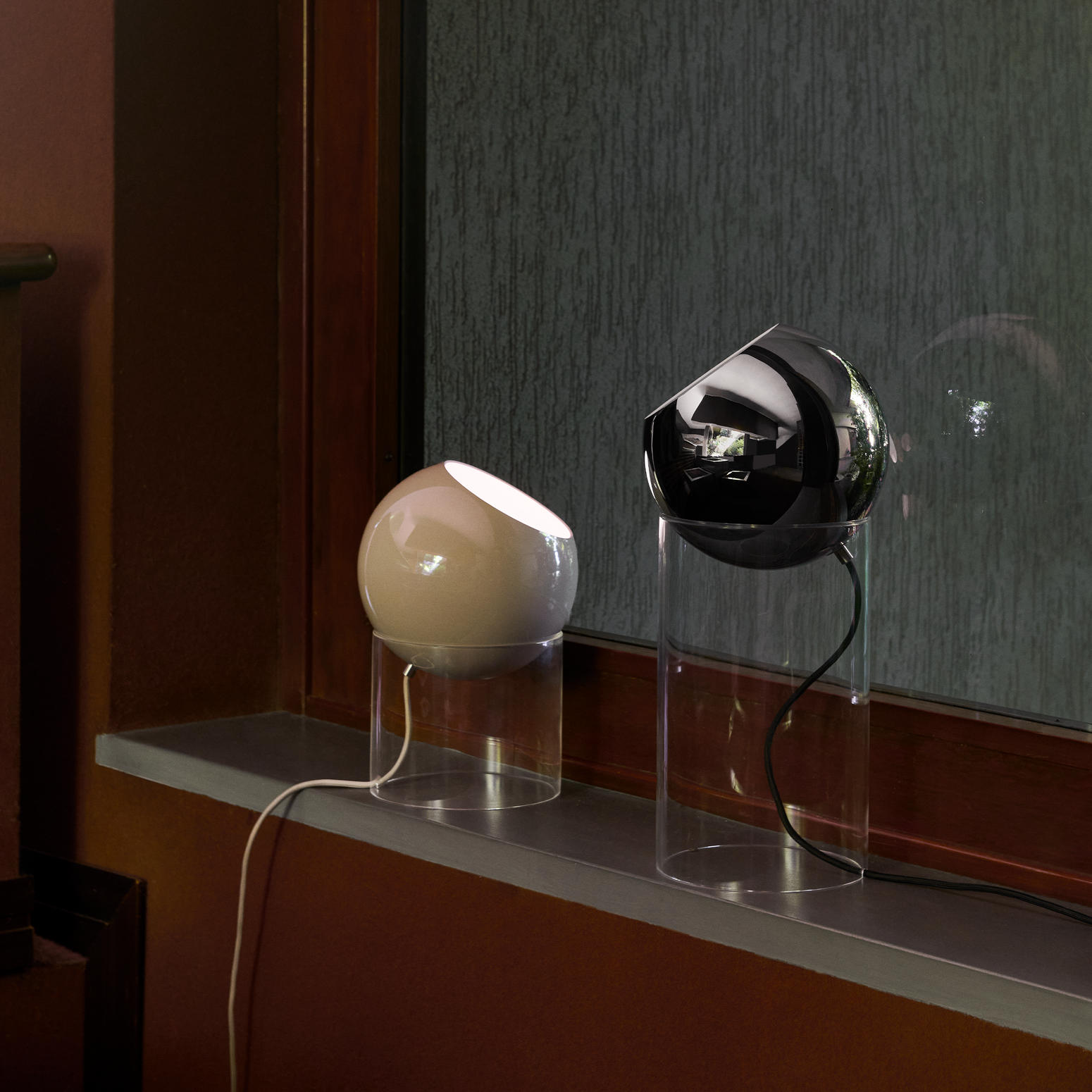 Bord- og gulvlampe Topan VP13-VP14 i fargene beige (Grey Beige) og krom (Chrome-plated) fra &tradition.