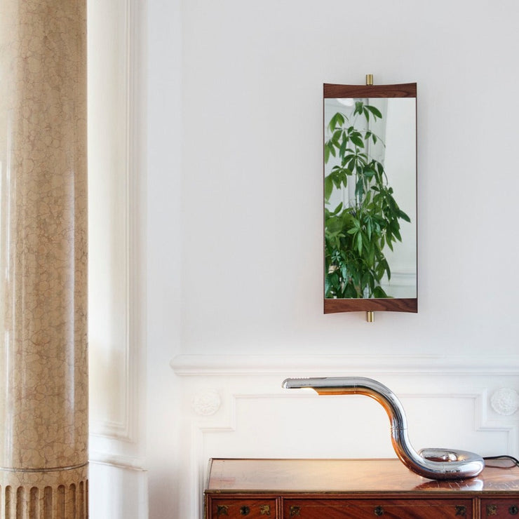 Den minste varianten av speilet Vanity Mirror fra Gubi gir ethvert rom en sofistikert detalj. 