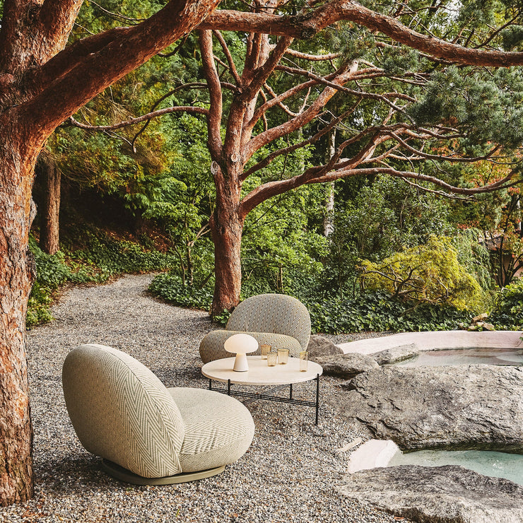 Lenestolen Pacha Outdoor Lounge Chair fra Gubi var også et tidlig eksempel på at stolbena ble eliminert og sittehøyden senket – for å kunne innta den moderne, lave sittestilen.
