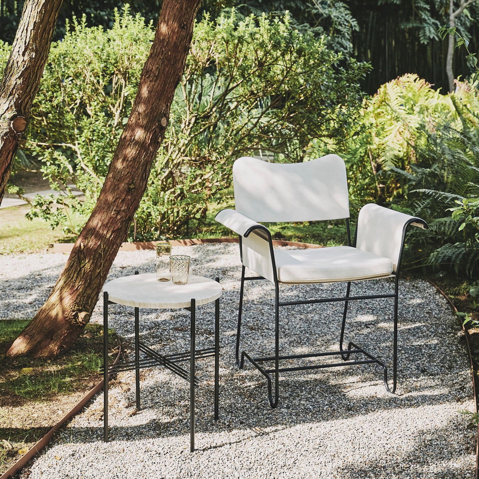 Blant alle de ikoniske designene Mathieu Matégot skapte, var spisestolen Tropique Dining Chair en av hans favoritter, og disse stolene kunne man finne i leiligheten til designeren selv.
