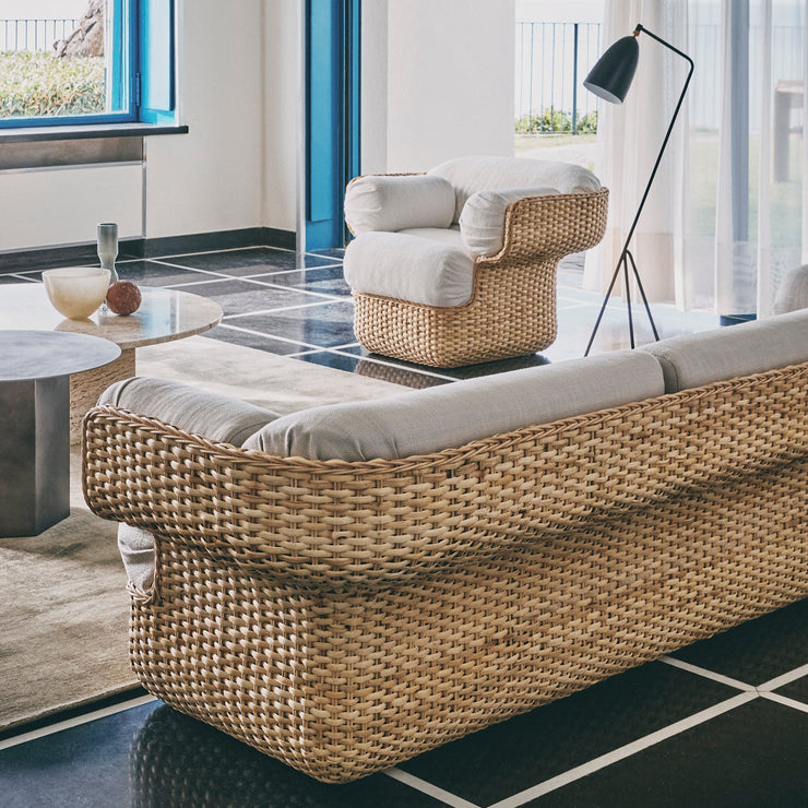 Sofa Basket 3-seter fra Gubi er en perfekt blanding av tradisjonelt håndverk og moderne komfort — vi elsker tidløse klassikere som får skinne på nytt!
