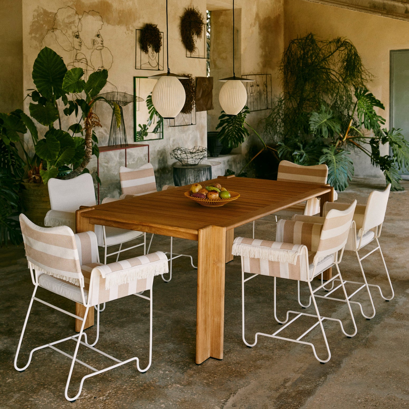 Spisestolen Tropique Dining Chair fra Gubi løfter ethvert uterom — enten det er på balkongen, i hagen eller ved brygga på sommerhuset!