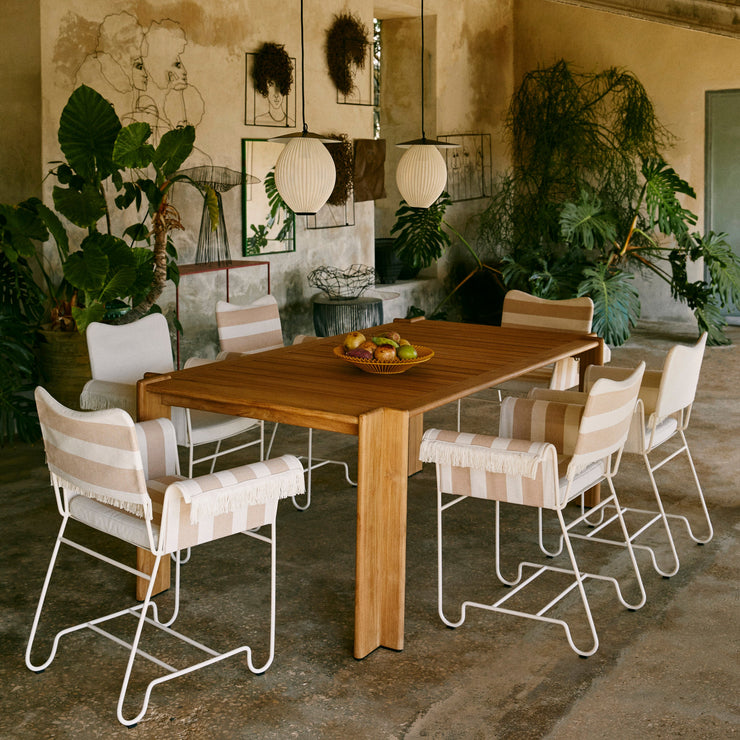 Spisestolen Tropique Dining Chair fra Gubi løfter ethvert uterom — enten det er på balkongen, i hagen eller ved brygga på sommerhuset!