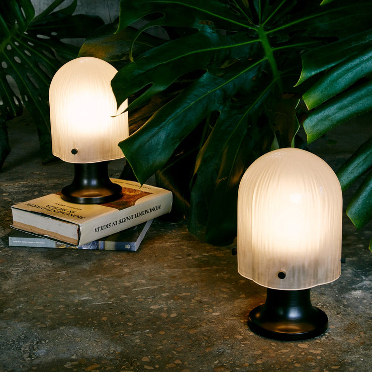 Oppladbare bordlamper Seine Portable Lamp fra Gubi.