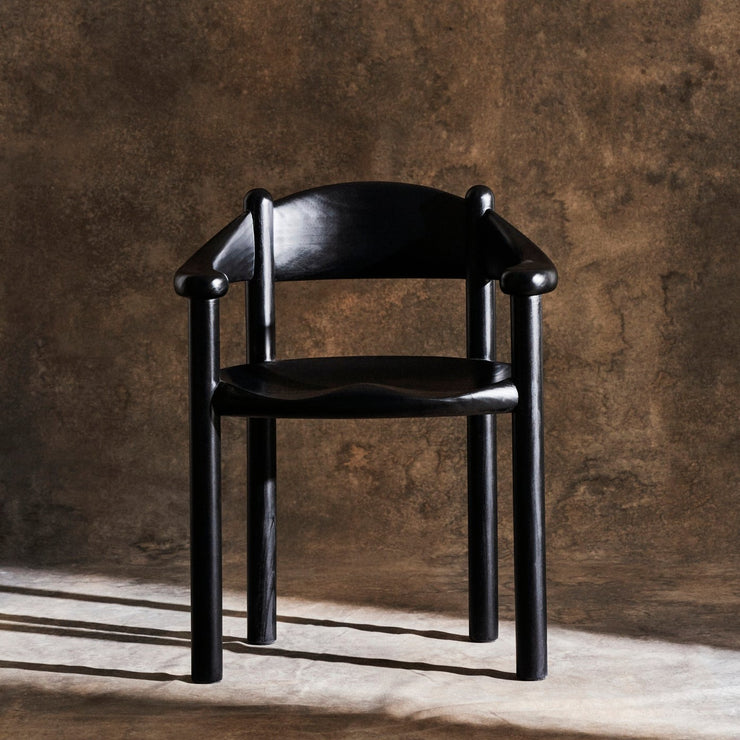 Spisestolen Daumiller Armchair fra Gubi i brunsvart utgave