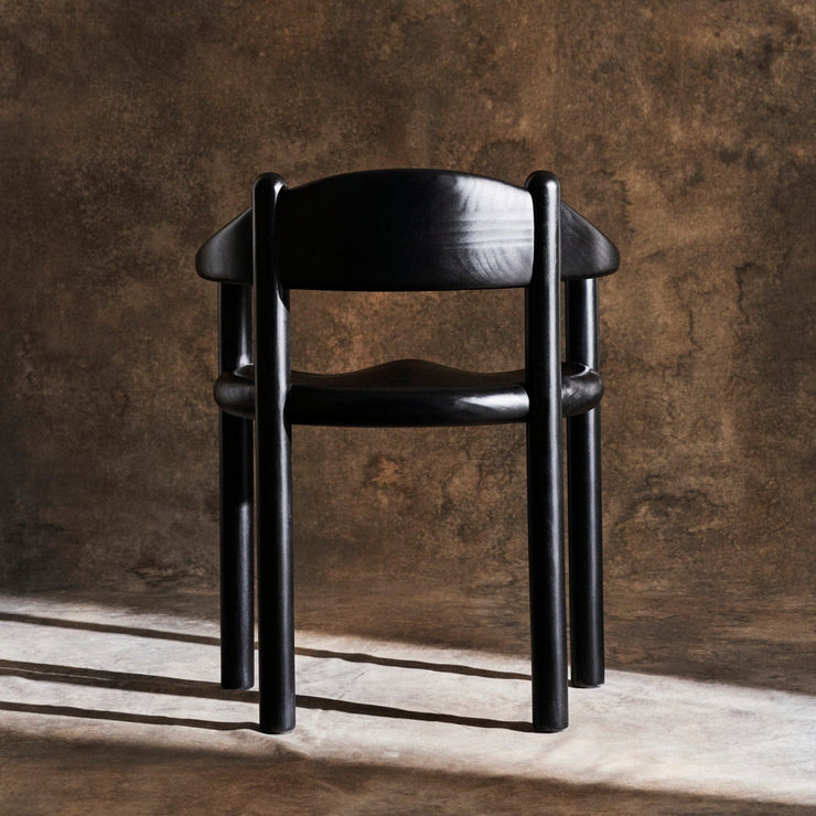 Spisestolen Daumiller Armchair fra Gubi i brunsvart utgave