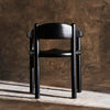 Spisestolen Daumiller Armchair fra Gubi i brunsvart utgave