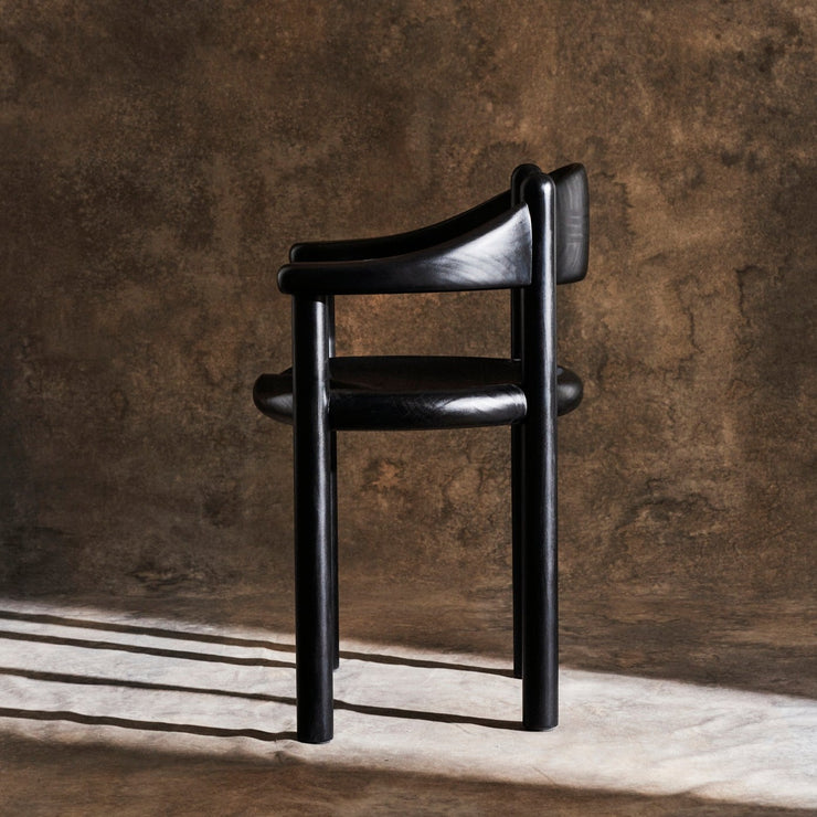 Spisestolen Daumiller Armchair fra Gubi i brunsvart utgave