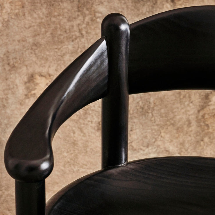Spisestolen Daumiller Armchair fra Gubi i brunsvart utgave