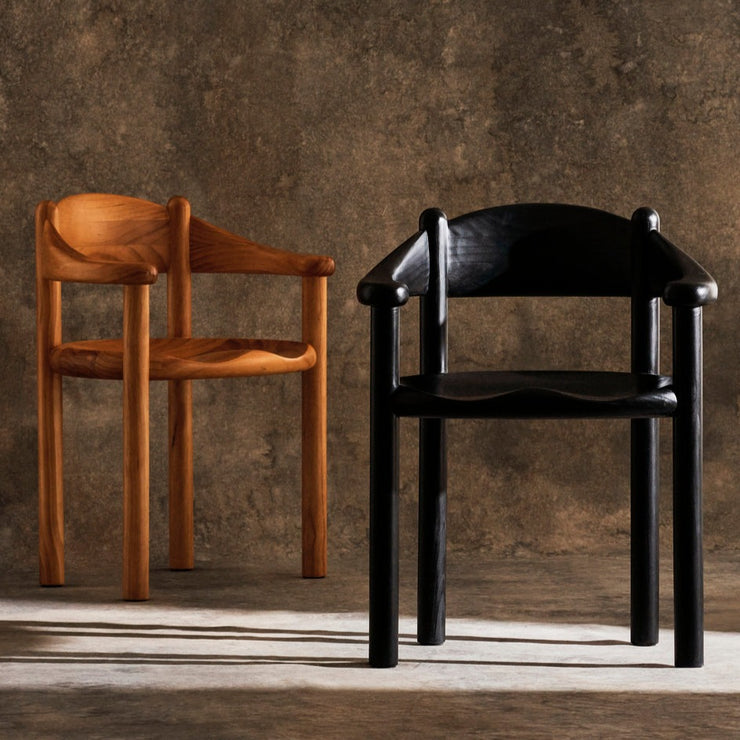 Spisestolen Daumiller Armchair fra Gubi i gyllen furu og brunsvart utgave