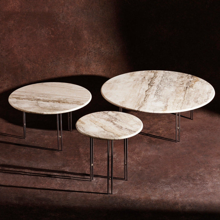 Bordplatene i travertin i kombinasjon med bena i metall – og den vakre detaljen i messing – gjør dette til noen smykker av noen sofa- og sidebord.