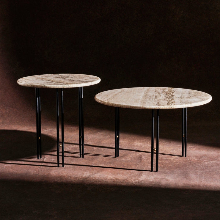 Det finnes også et mindre sofabord og et sidebord i IOI-serien fra Gubi. Alle bordene kan selvfølgelig brukes individuelt, men er også superfine å sette sammen da de alle varierer i høyde og diameter.