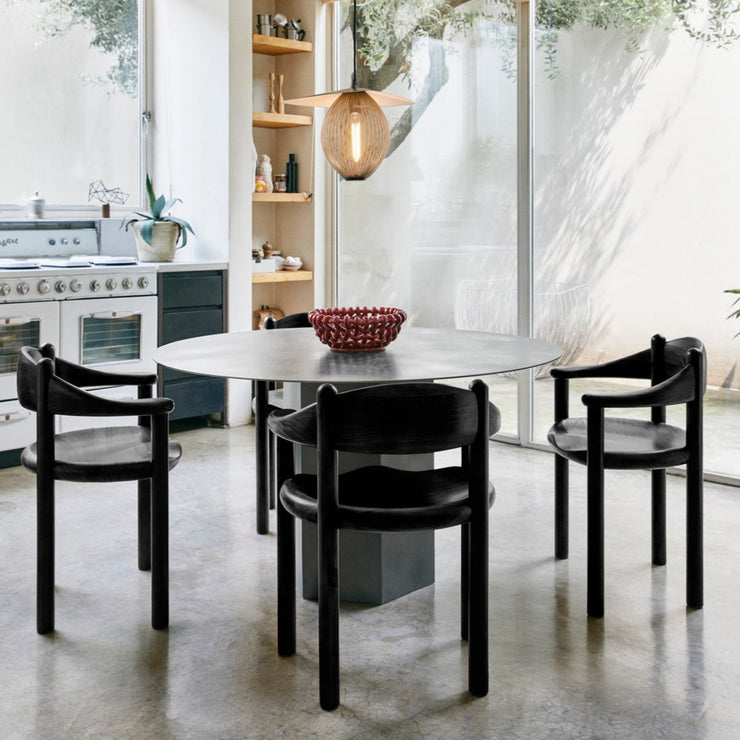 Spisestolen Daumiller Armchair fra Gubi finnes også i en vakker brunsvart utgave.