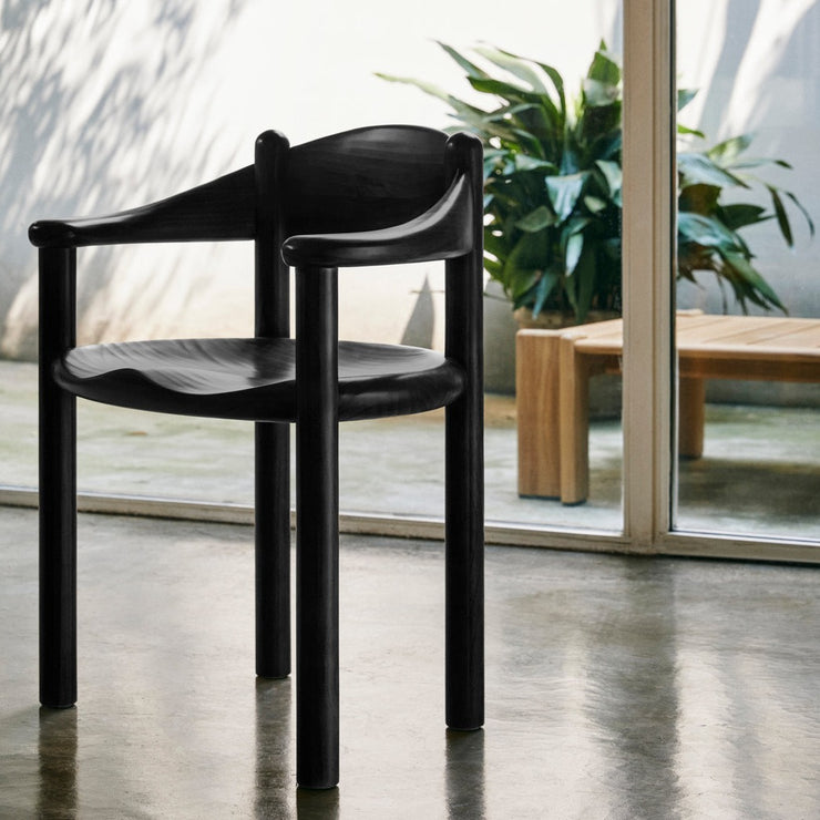 Spisestolen Daumiller Armchair fra Gubi i brunsvart utgave
