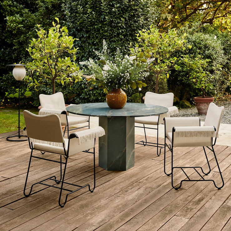 Grønt er skjønt: Spisebordet Epic Outdoor Dining Table fra Gubi sender tankene til romersk arkitektur og greske søyler.  Laget i Italia av grønn kvartsitt — en naturstein som er kjent for å tåle både vær og vind – har designduoen GamFratesi  skapt et sofistikert samlingspunkt for måltider under åpen himmel. 