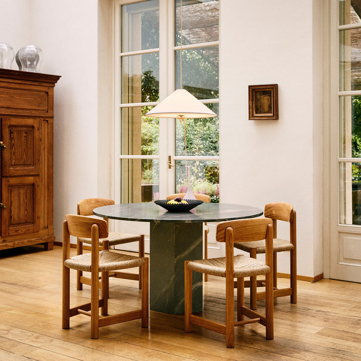 Det uttrykksfulle spisebordet Epic Outdoor Dining Table fra Gubi kan såklart også brukes innendørs! Perfekt for deg som ønsker deg en spisestue som garantert blir lagt merke til. Slik som denne!