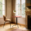 Kafébordet Carmel Bistro Lounge Table fra Gubi er laget for både innendørs og utendørs bruk, med slitesterke materialer som tåler vær og vind, samtidig som det bevarer sitt elegante uttrykk år etter år.