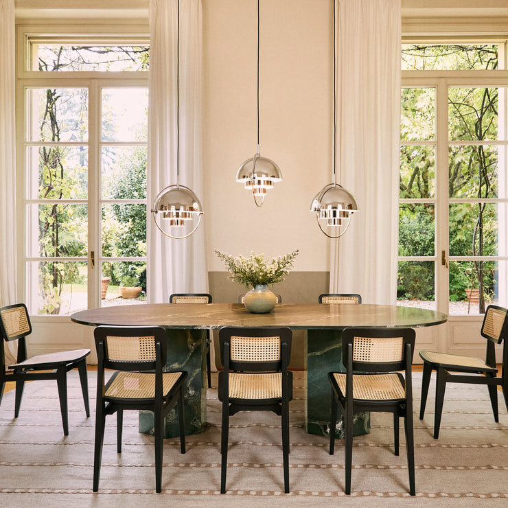 Avlangt, elipseformet spisebord Epic Outdoor Dining Table fra Gubi.